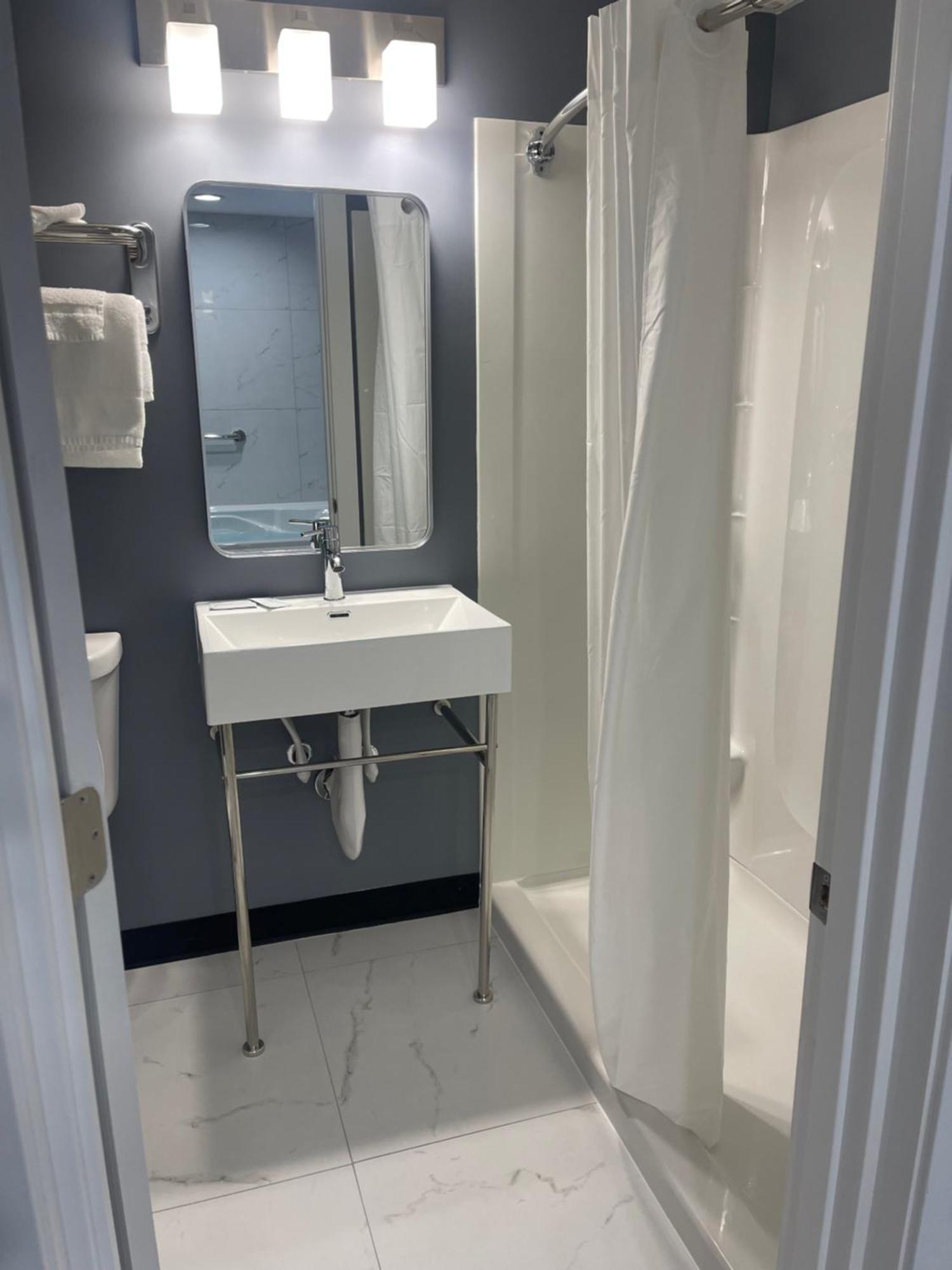 Midway Inn & Suites 오크론 외부 사진