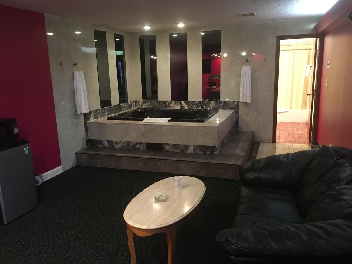 Midway Inn & Suites 오크론 외부 사진